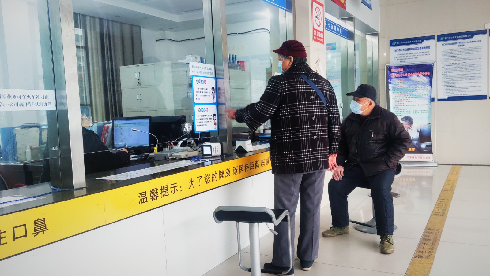 敬老卡業(yè)務(wù)升級后，老年顧客辦卡時，與窗口工作人員親切交談.jpg